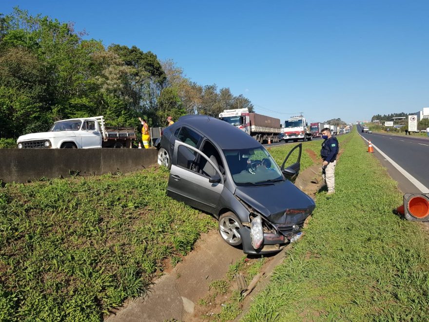 Acidente três veículos deixa duas pessoas feridas na BR 376