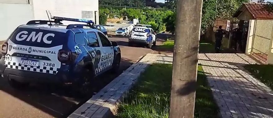 Crianças são deixadas sozinhas em casa e gritam por socorro em Cascavel