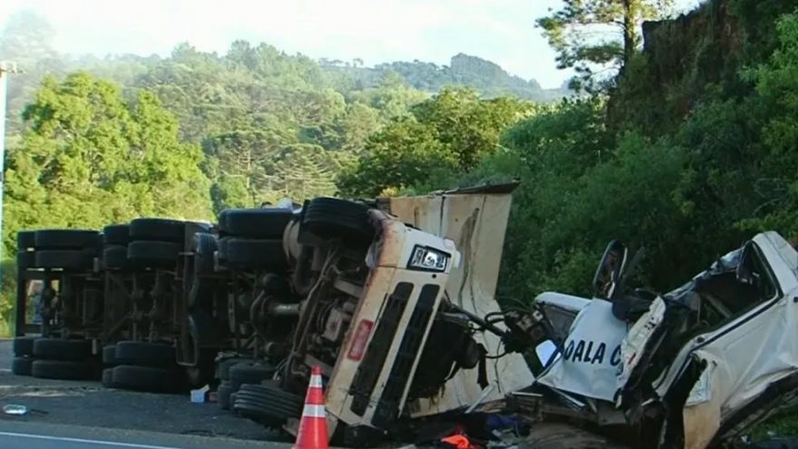 Homem Morre E Duas Crian As Ficam Feridas Ap S Caminh O Tombar Na Br