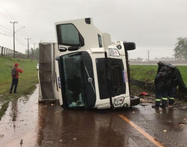 Passageiro Ejetado E Morre Ap S Ser Esmagado Por Caminh O