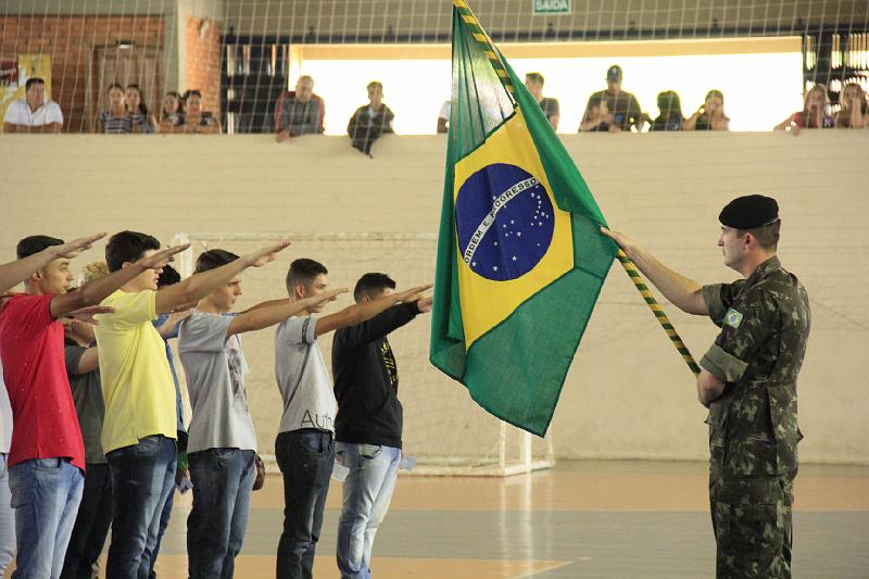 Jovens Fazem Juramento à Bandeira E Recebem Cdi Correio Dos Campos Notícias Dos Campos Gerais