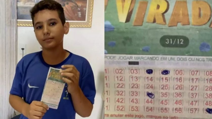 Um menino de 4 anos joga números de estudos de loto usando um jogo