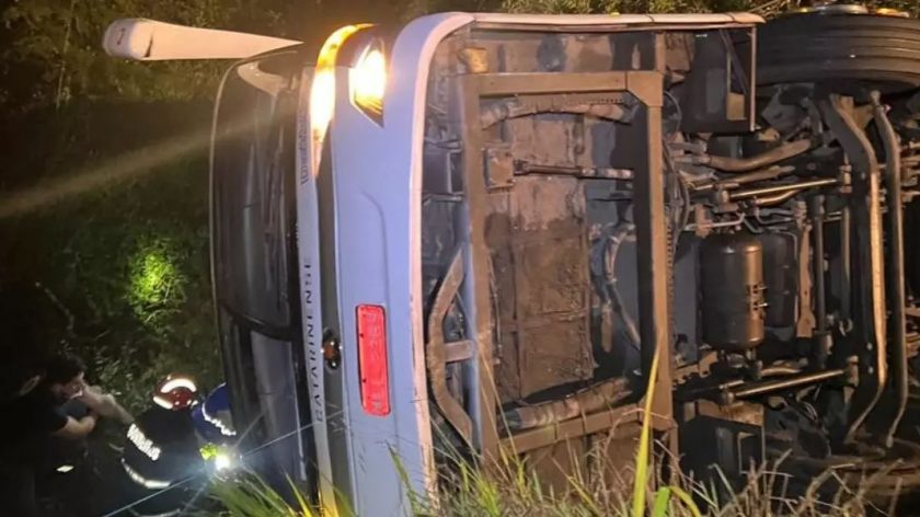 Caminhão sai da pista na BR-277, tomba e motorista morre em acidente, no PR  