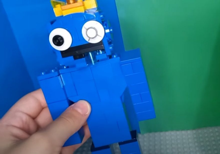 Vídeo de menino piraiense montando “Azul Babão” de Lego passa de